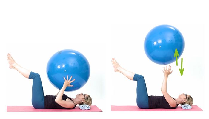 Žena cvičí aktivaci středu těla (core)