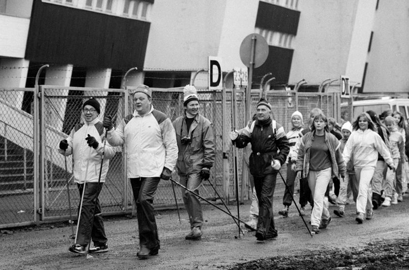 První mediální fotografie Nordic Walking z pochodu na počest profesora Lauri „Tahko“ Pihkaly u olympijského stadionu v Helsinkách 5. 1. 1988.