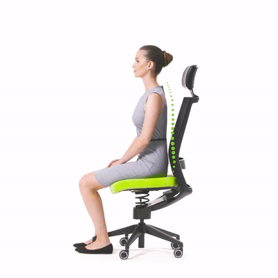 Žena se kýve na zdravotní židli Adaptic