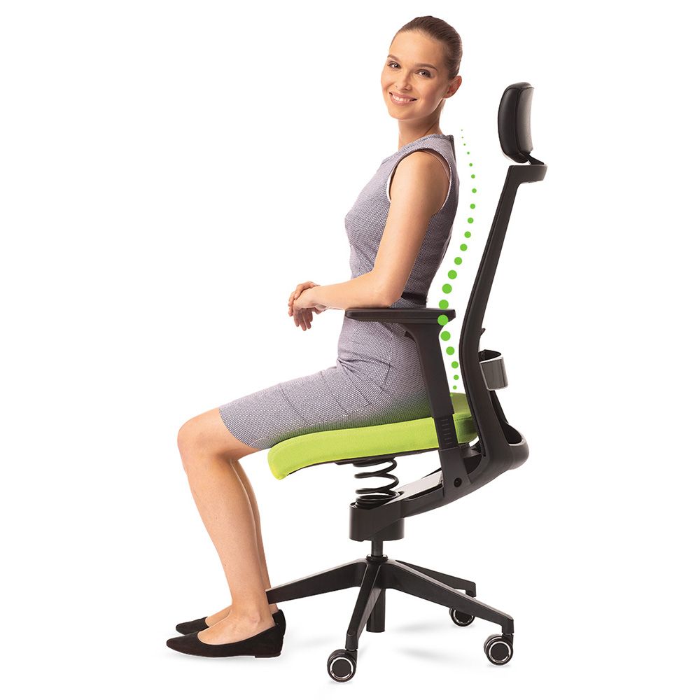 Žena sedí na židli Adaptic z profilu